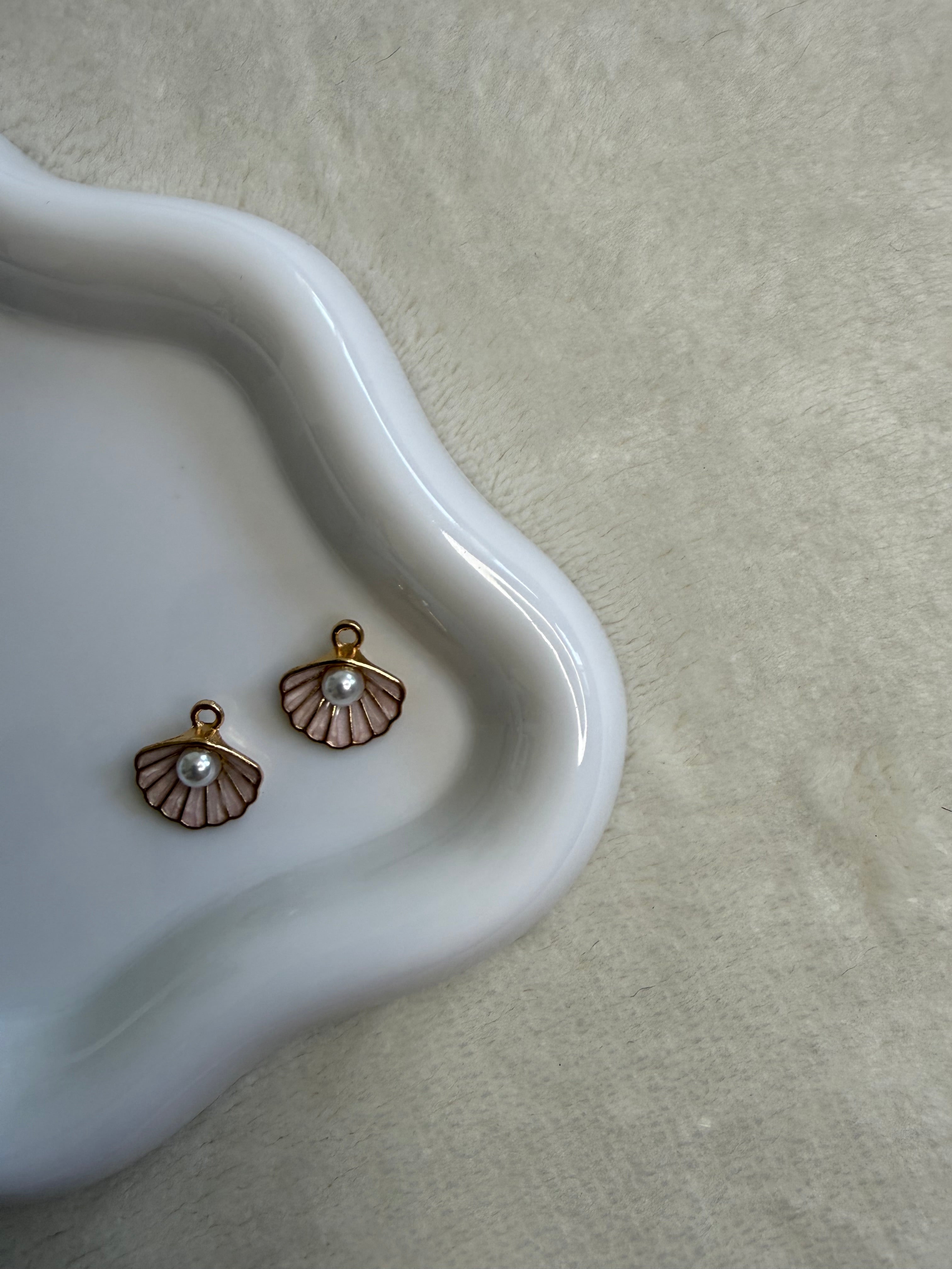 Charme coquillage ouvert en or rose